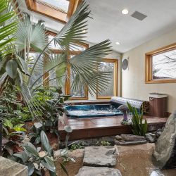 17-8280-Queen-St-Living-Room-11.jpg