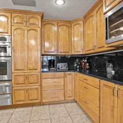 20-8280-Queen-St-Kitchen-1.jpg
