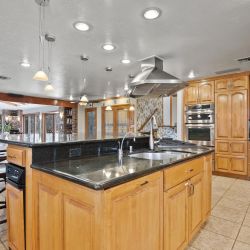 21-8280-Queen-St-Kitchen-2.jpg