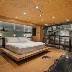 76-8280-Queen-St-Primary-Bed-2.jpg