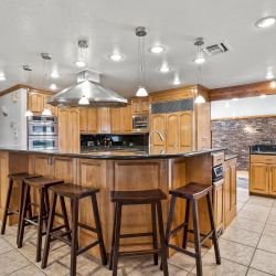 24-8280-Queen-St-Kitchen-5.jpg