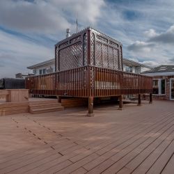118-8280-Queen-St-Deck-9.jpg