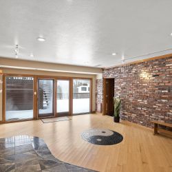 33-8280-Queen-St-Sun-Room-2.jpg